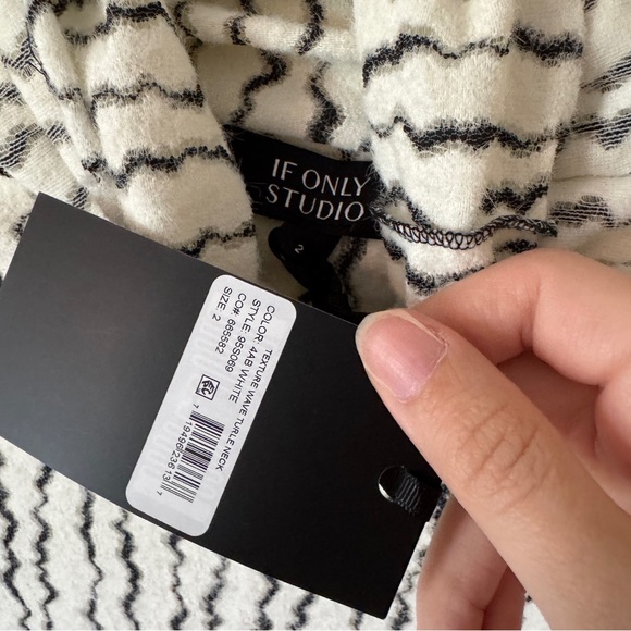 If Only Studio Texture Wave Lightweight Turtleneck Top - Picture 4 of 7